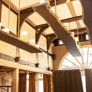 Innenansichten Gasthaus Clappertons Speisekammer Innenansichten Gasthaus Clappertons Speisekammer, Deckenansicht, Kerzen hängen an der Decke