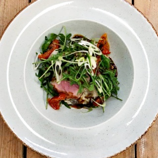 Gerichte Clappertons Speisekammer, Food Teller von Oben, Salat und Fleisch angerichtet