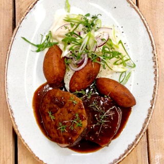 Gerichte Clappertons Speisekammer, Food Von oben, angerichtet auf einem Teller, Frikadellen und Kartoffelkroketten