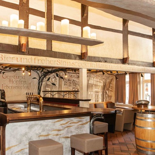 Innenansichten Gasthaus Clappertons Speisekammer Innenansichten Gasthaus Clappertons Speisekammer, Theke, gold-braunes Ambiente